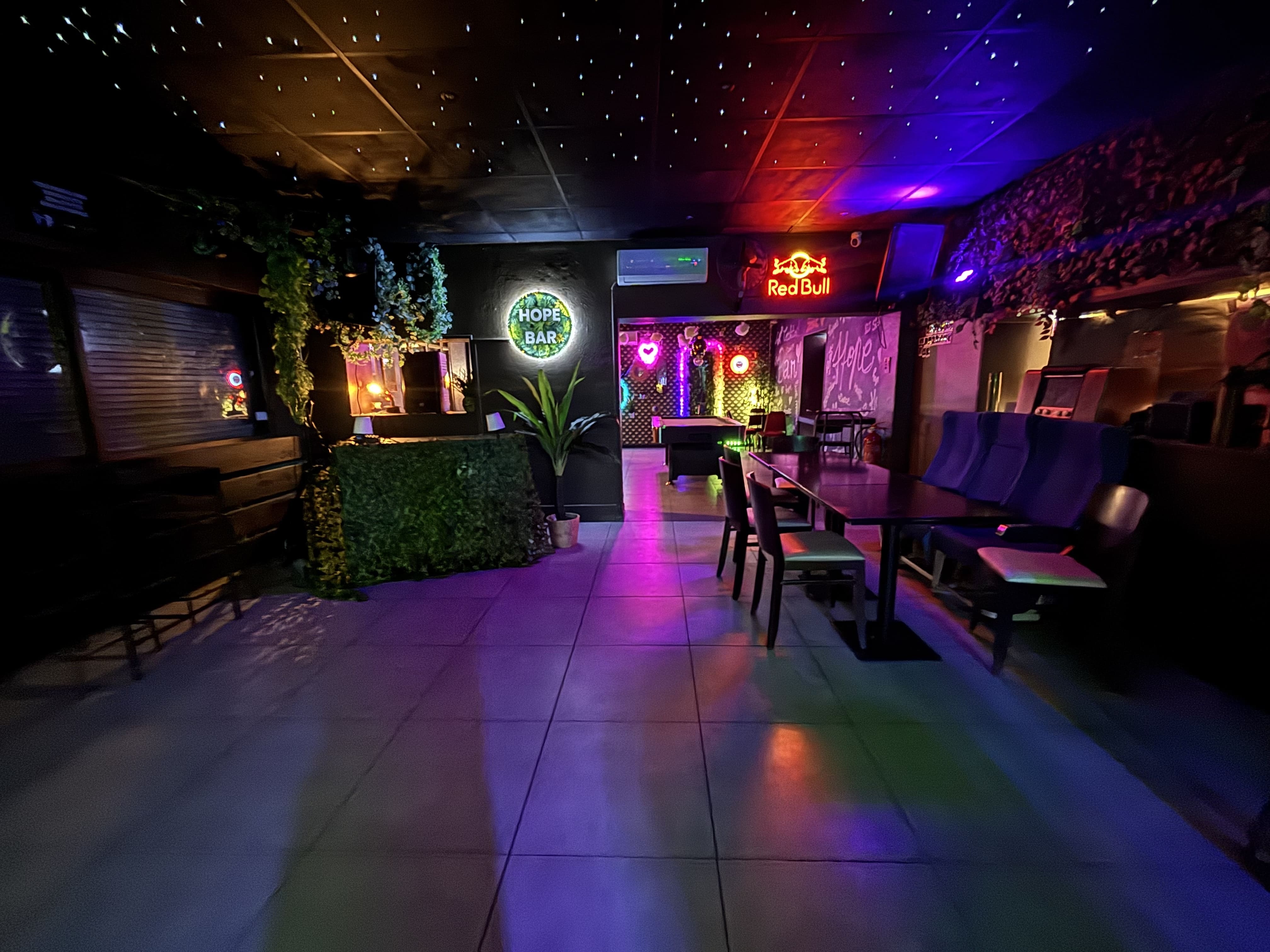 Intérieur bar Hope Mérignac avec décoration unique