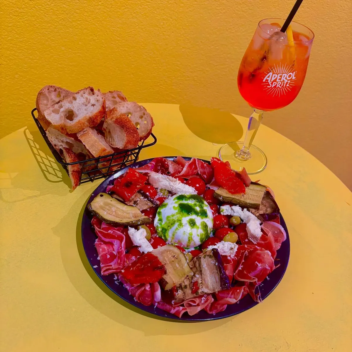 Burrata et charcuterie, spritz en terrasse
