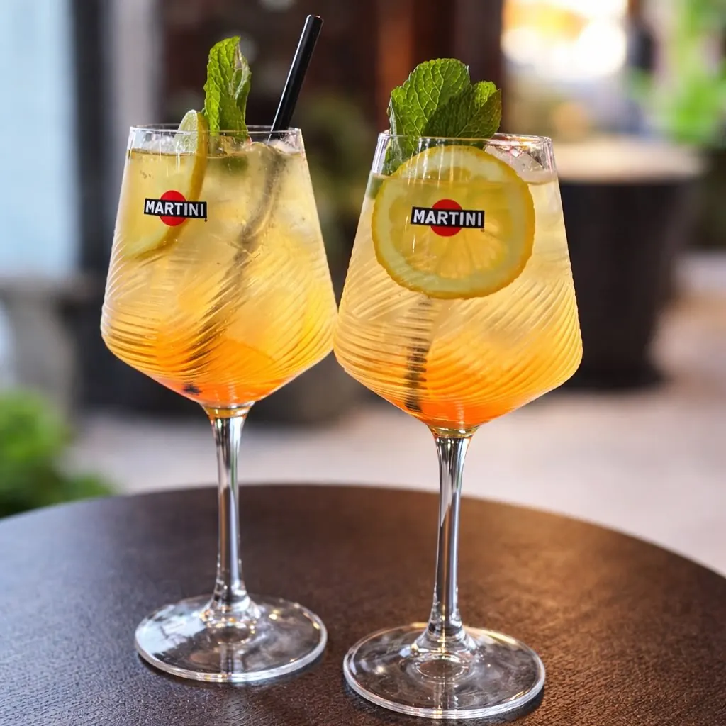 Deux spritz en terrasse au Hope, après une réunion