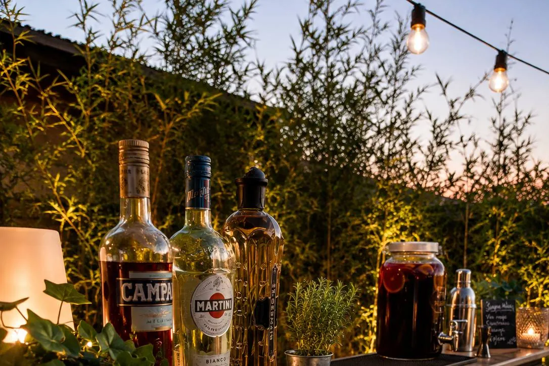 Bar mobile Hope à la tombée de la nuit : bouteilles, sangria et guirlande lumineuse