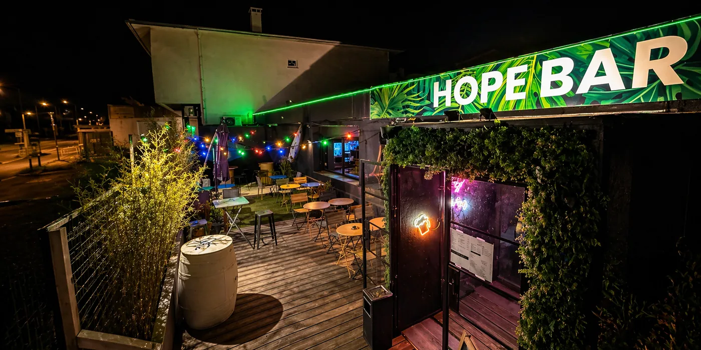 La terrasse du Hope à la nuit tombée, sous les guirlandes lumineuses