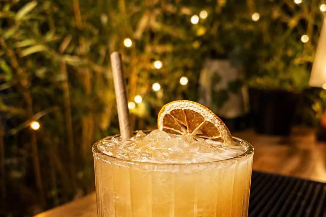 Cocktail signature du bar mobile Hope : glace pilée et rondelle d'orange séchée